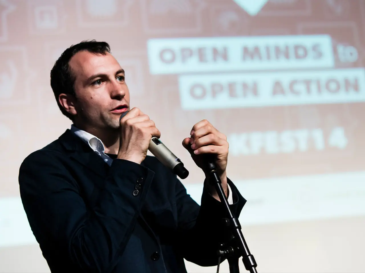 Roku and Aurzen announce debut of projector integrating Roku technology