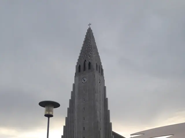 Kitchen clock dismantling and evaluation: initial phase - Pequegnat kitchen clock servicing (Part...