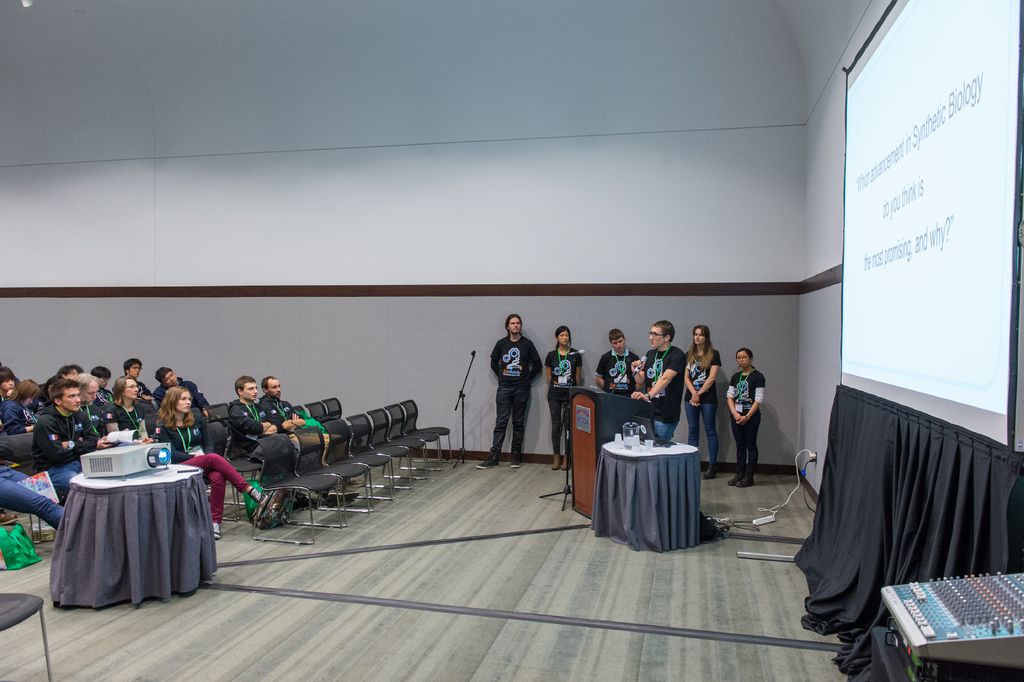 Introducing the AI-Powered Dual-4K Camera Videobar from Insta360 Connect